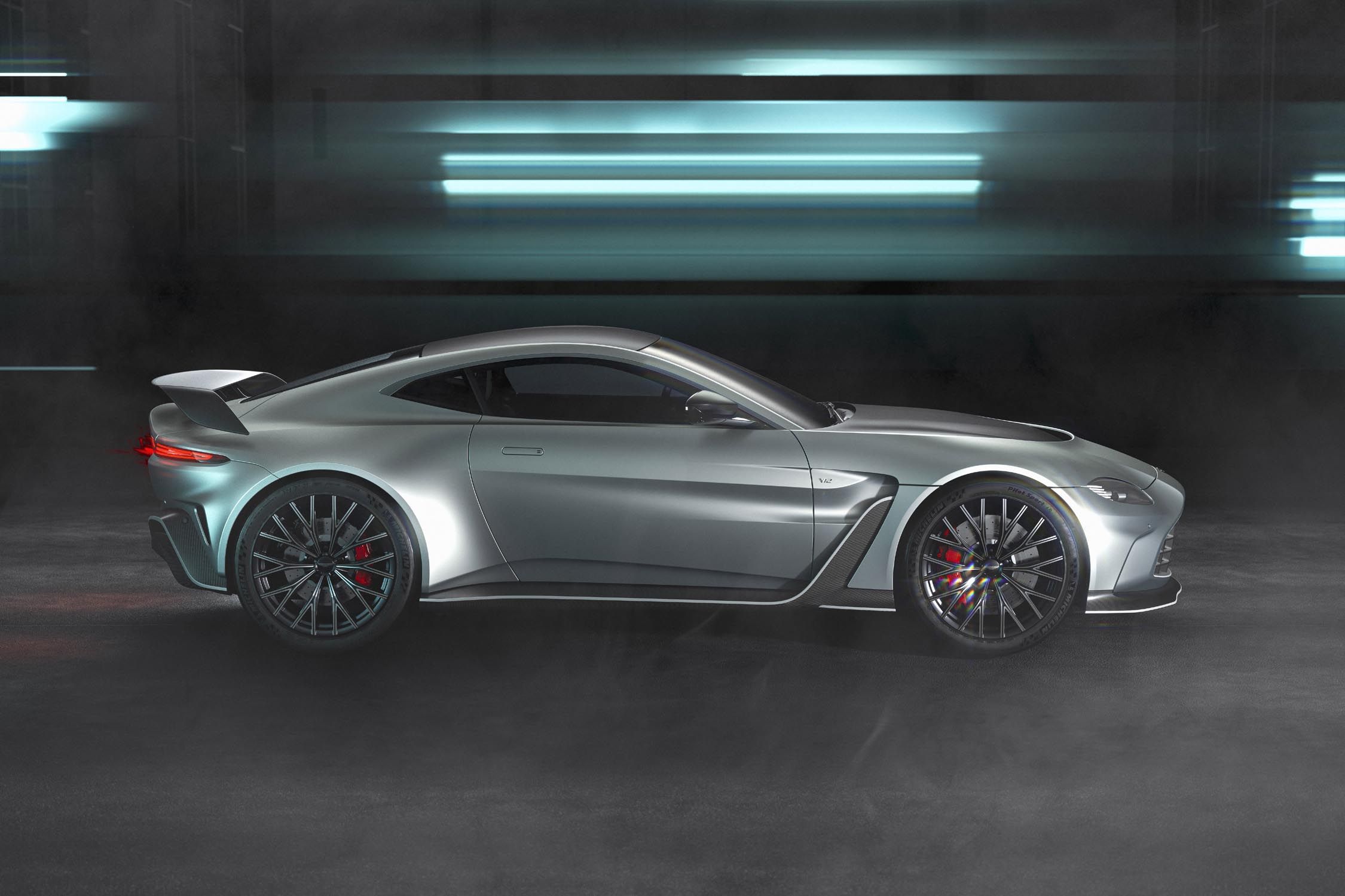 Nouvelle Aston Martin V12 Vantage : l'adieu au V12